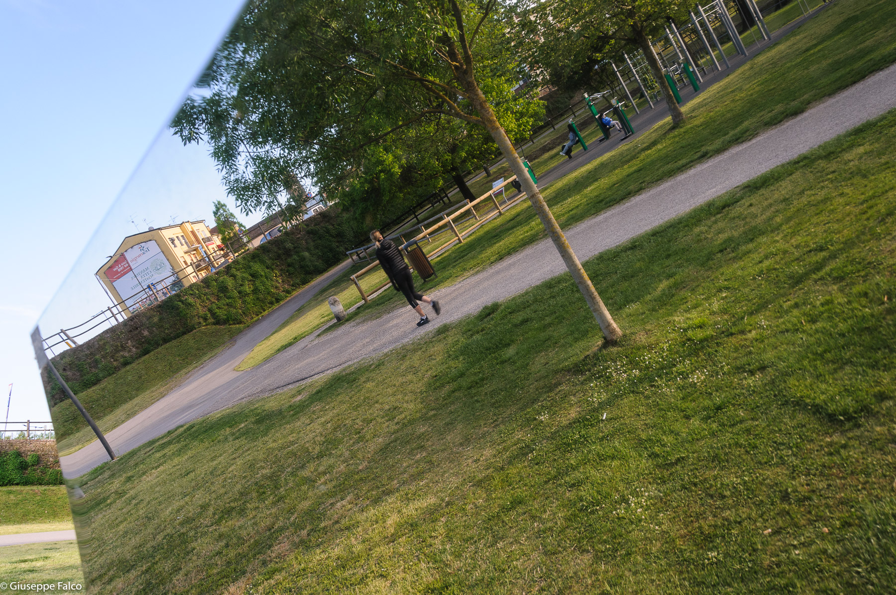 Attraverso lo Specchio