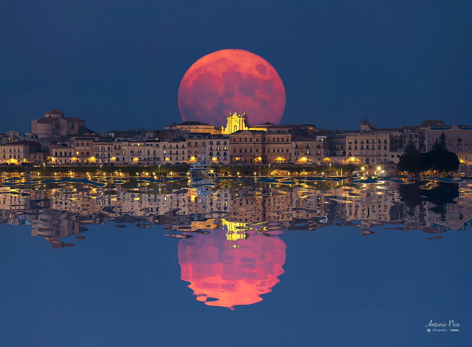 Photoshop La luna rossa si riflette sulle acque della Marina di Siracusa