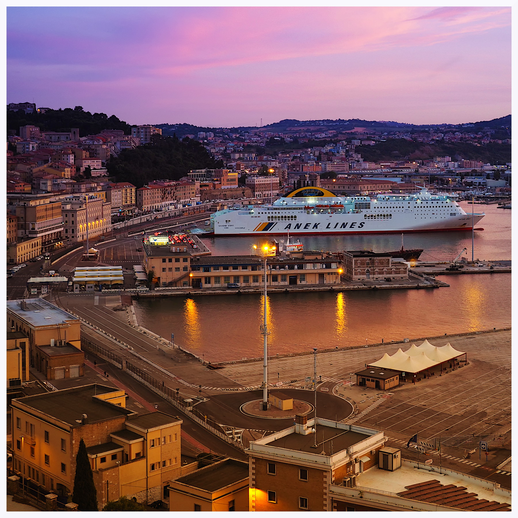 Il porto di Ancona al tramonto