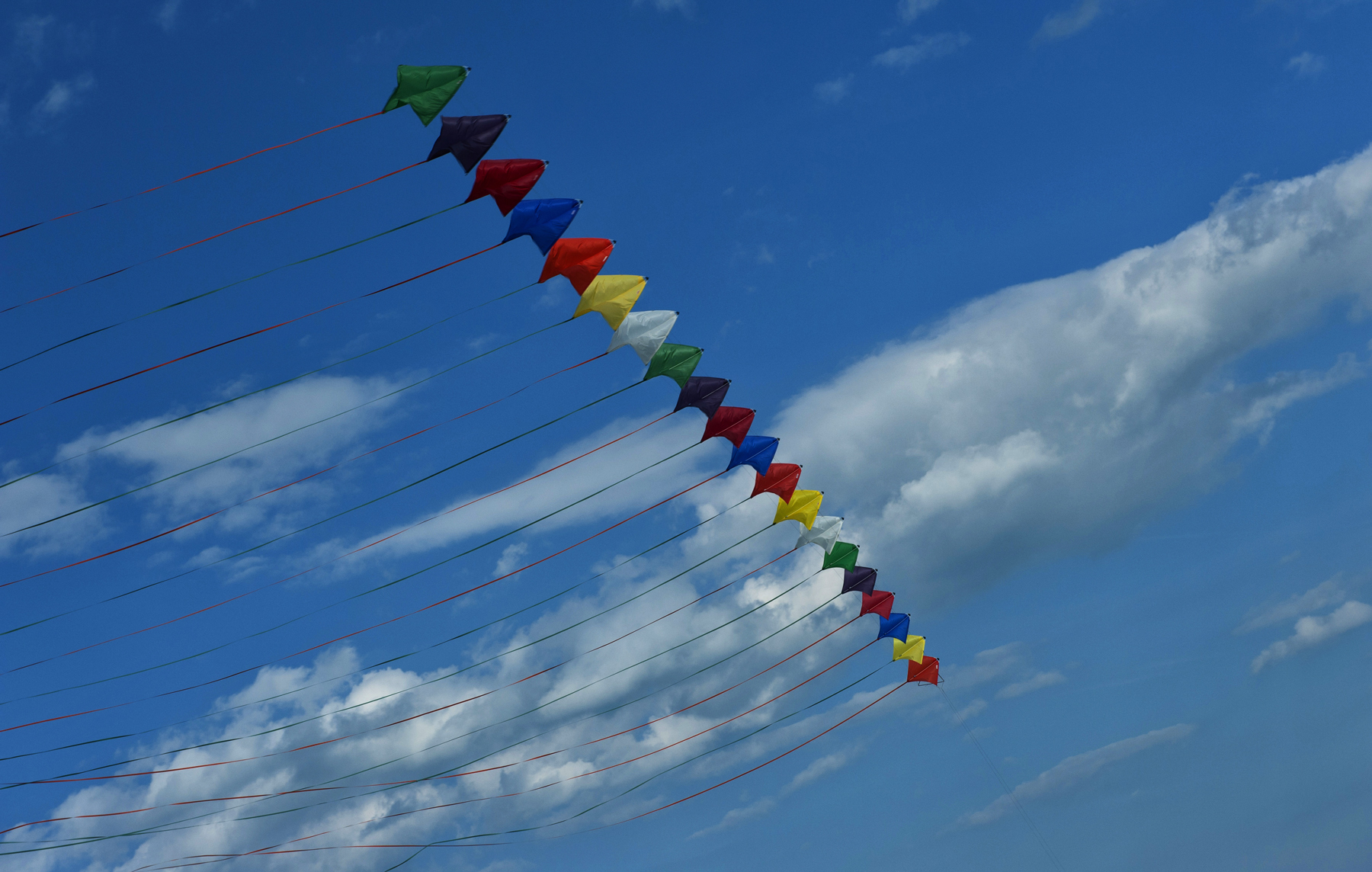 aquiloni delta in  formazione acrobatica.