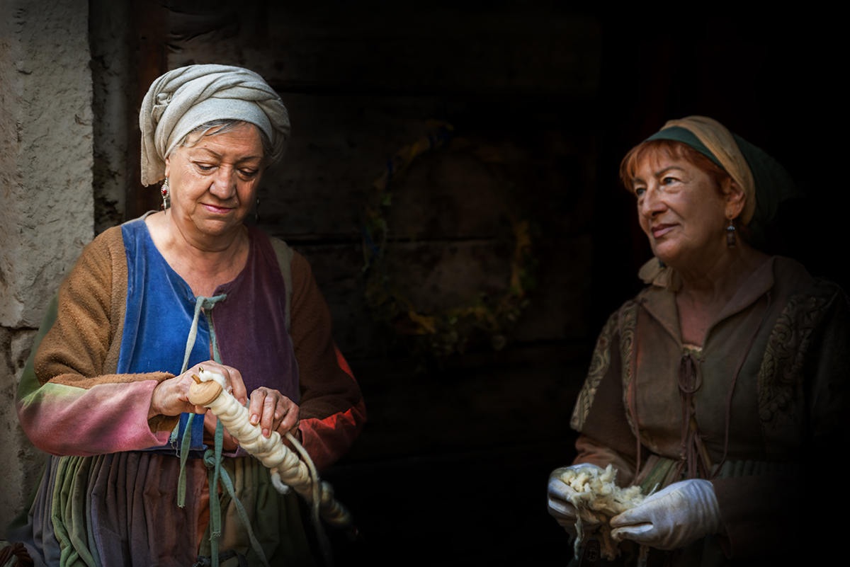 Donne che lavorano la lana