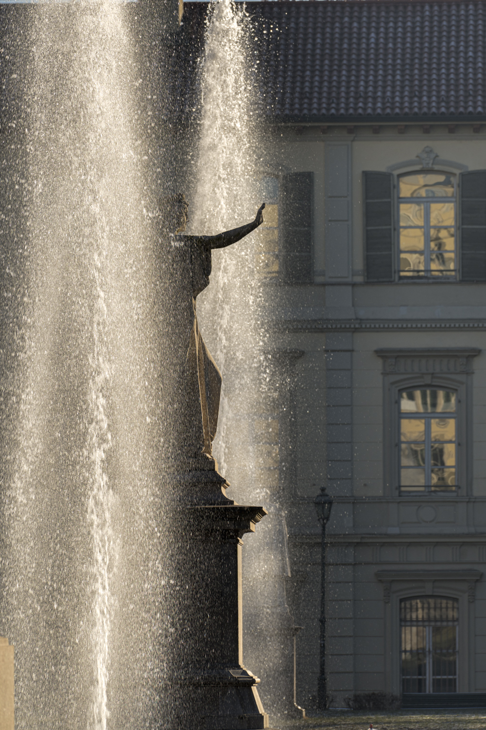 La mano della statua