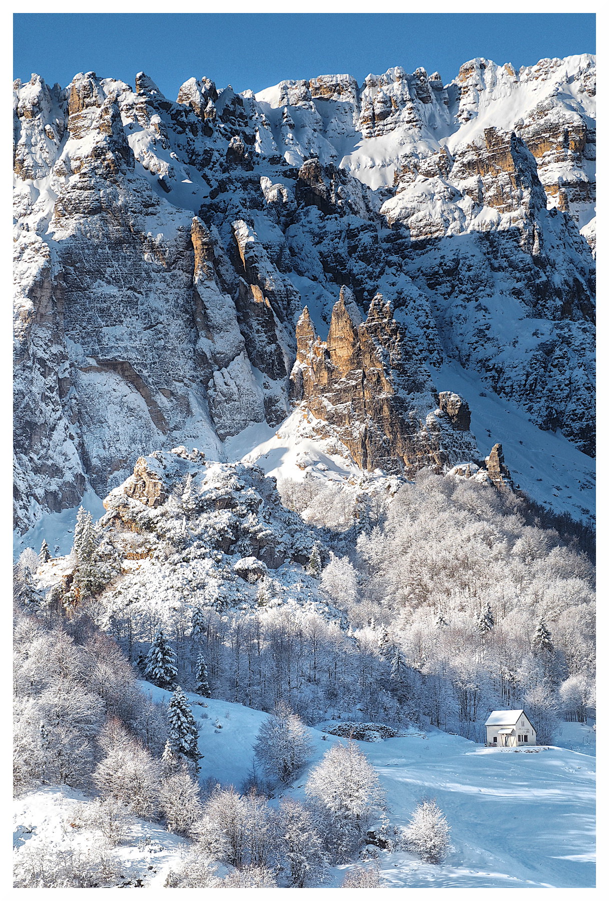 Il minuscolo rifugio 'Citt� di Schio' nel silenzio invernale