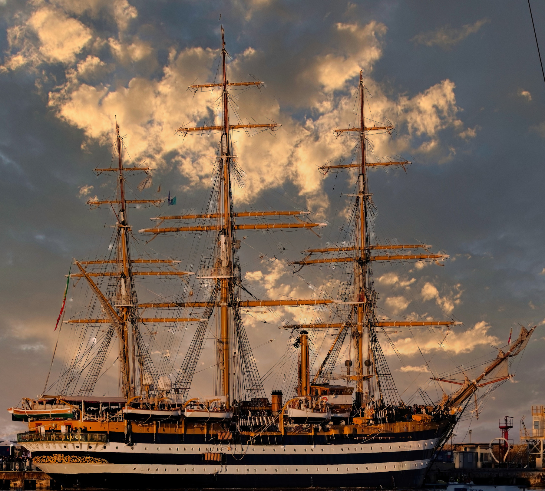 Il Vespucci nel porto di Ortona (CH) al tramonto