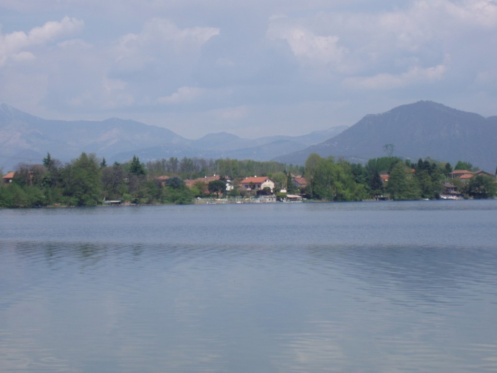 Lago di Monate panorama