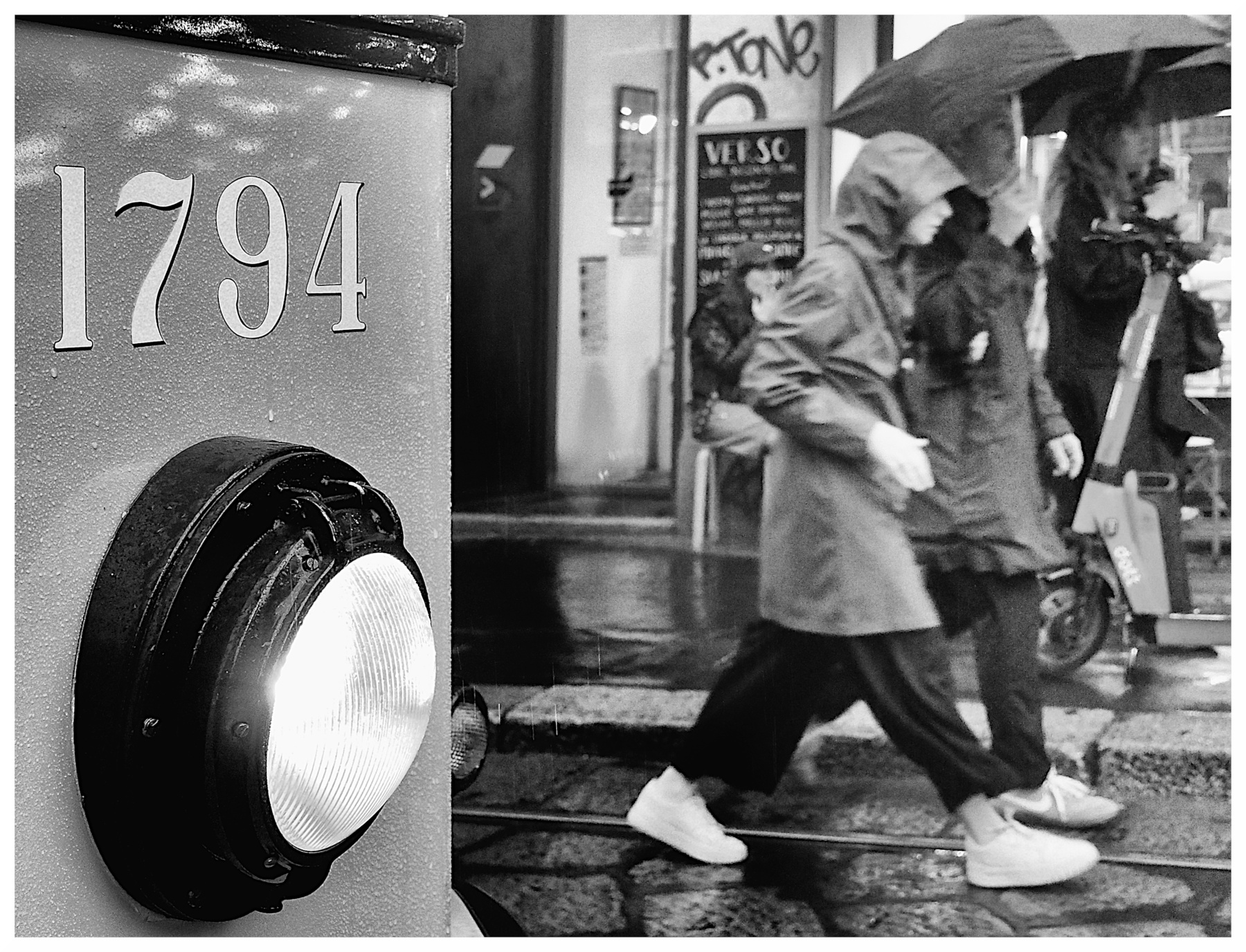 L'occhio del tram nella pioggia