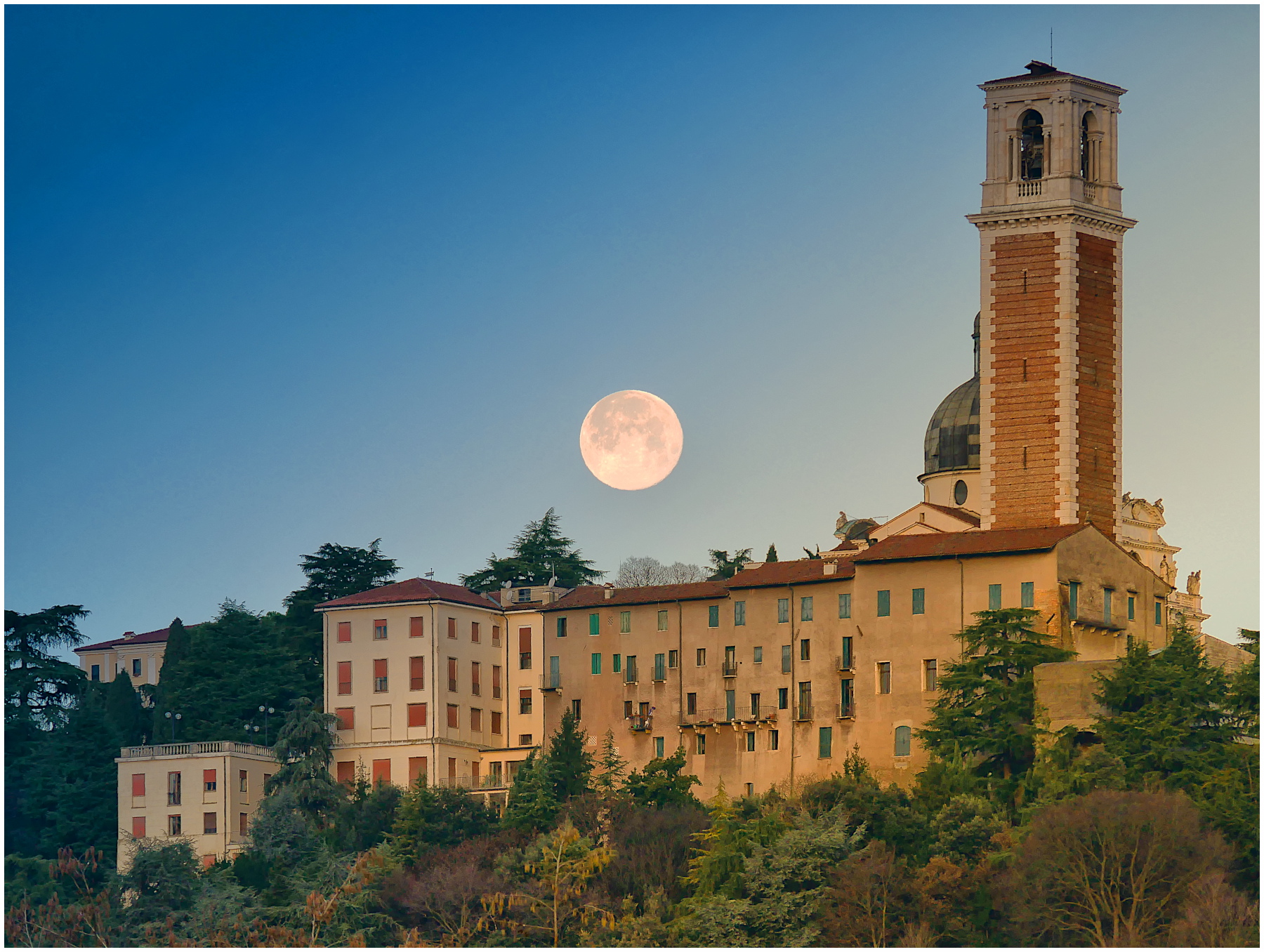Tramonto lunare su Monte Berico