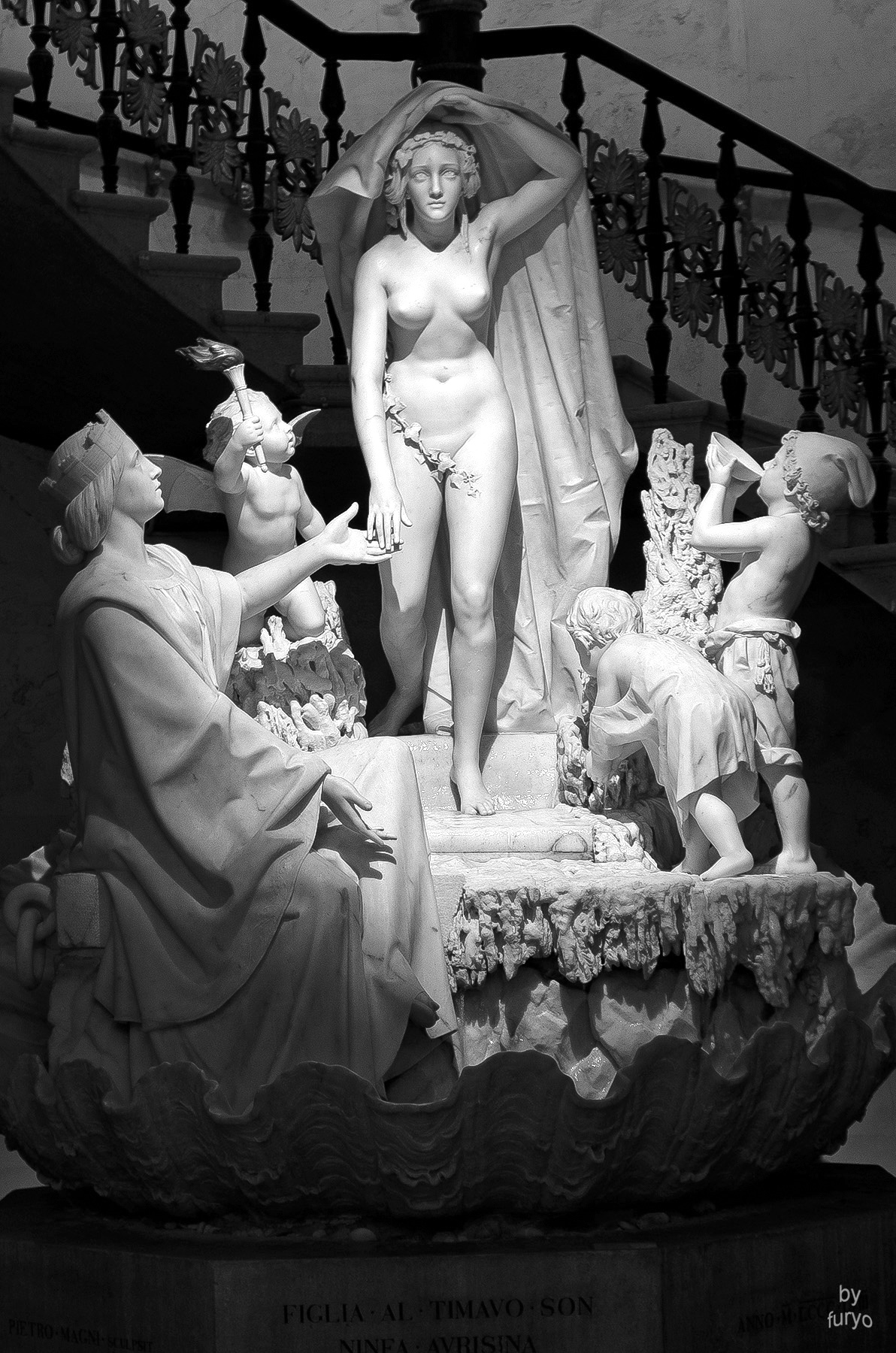 statue