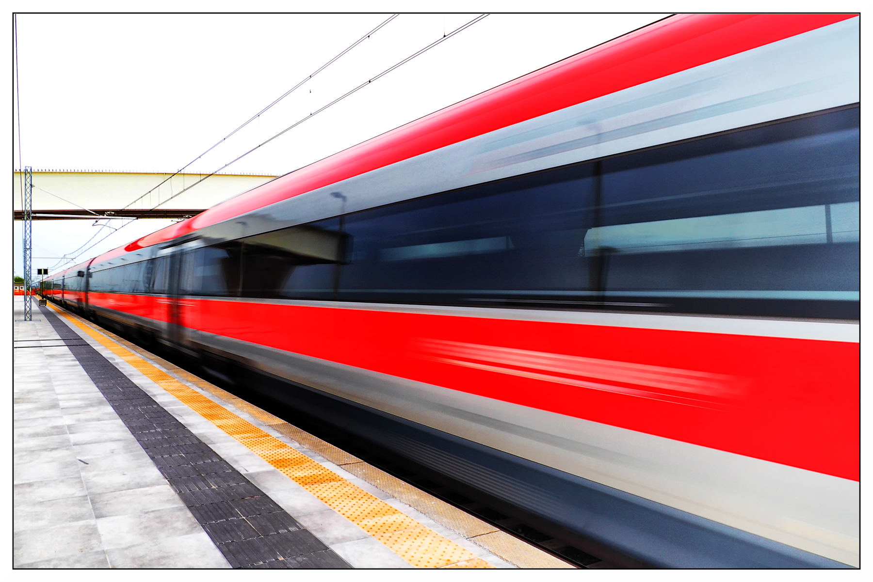 Attenzione, treno in transito al binario due