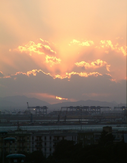 Tramonto sul porto di Cagliari