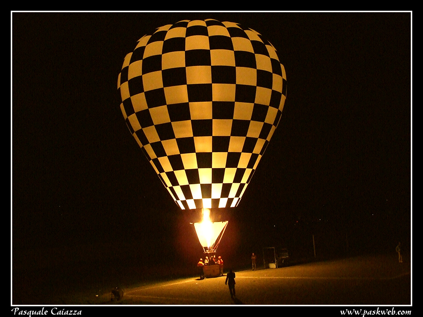 Una semplice mongolfiera in notturna...