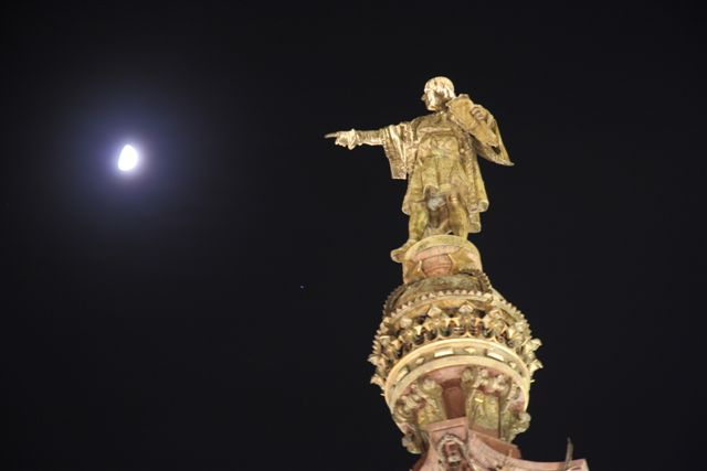 Colombo indica la luna a Barcellona