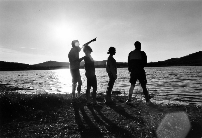Figure nere sulla riva del lago Balaton