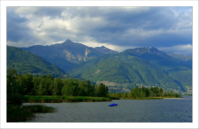 la barchetta col telo blu