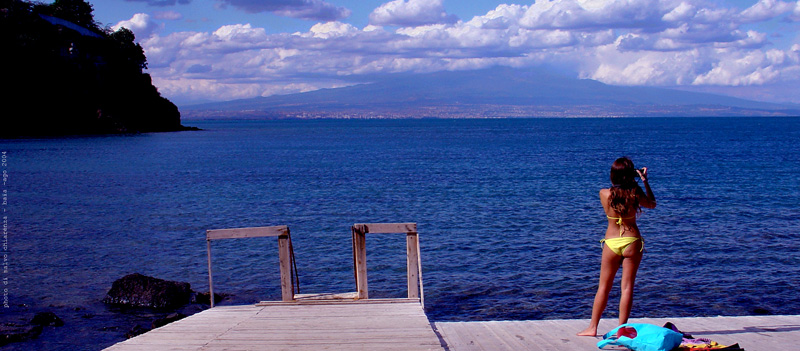 ragazza che fotografa il mare