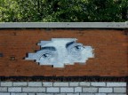...passavo e questo vecchio " murales " fatto all'esterno di una vecchia, grande, fabbrica mi ha colpito. Mille pensieri con mille storie possibili. Sorridendo per la pianta che vi � rinchiusa, ho per un momento pensato alla novella de " Il giardino del gigante ". Scusate le mie fantasie. ( anche il titolo del film non � casuale )