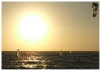 Al tramonto è bellissimo solcare le onde Al tramonto è bellissimo solcare le onde