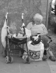 LA VECCHIA E IL PASSEGGINO LA VECCHIA E IL PASSEGGINO