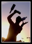 Valencia Agosto 06 - Il sole va via mentre un giocoliere si allena con le sue bottiglie sulla spiaggia. L'occasione � ottima per cogliere la magia del gioco di ombre e la velocit� delle forme...