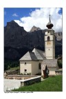 la chiesa di Colfosco con vista sul Sella