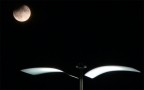 La luna e un particolare dell'illuminazione del lungomare di Misano Adriatico.

Commenti e critiche sempre graditi.