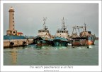 Tre vecchi perscherecci e un faro Tre vecchi perscherecci e un faro
