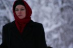 foulard sfocato indossato da una donna sfocata in un inverno foulard sfocato indossato da una donna sfocata in un inverno