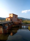Da Castiglione, in direzione di Marina di Grosseto, attraversato il ponte Giorgini, si svolta subito a sinistra prendendo la strada che costeggia il fiume Bruna. La Casa Rossa, o Fabbrica delle Cateratte, domina il Padule della Diaccia Botrona. Proseguendo a piedi � possibile visitare il padule per circa 2 Km. La Casa Rossa fu costruita dall'Ing. Ximenes nel 1766 .... x chi desidera una gita fotografica ;-)