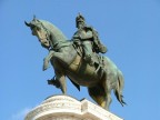 statua di re vittorio emanuele II sull'altare della patria