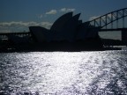sempre le vele di dell'OPERA HOUSE ma qusta volta riprese controluce da un catamarano durante un giro per le baie di Sydney