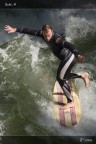 Surf sull'Eisbach, fiume che scorre al centro di Monaco di Baviera nell'Englischer Garten.