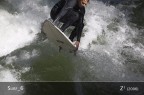 Surf sull'Eisbach, fiume che scorre al centro di Monaco di Baviera nell'Englischer Garten.