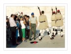 Foto scattata questa estate a Atene durante il cambio del turno di guardia...bel colpo di fortuna...non ho fatto nulla di particolare... 
(c'era altra gente sulla dx che ho tagliato...ho fatto bene o era meglio lasciare incorniciati i militari? o addirittura tagliare pure quelli a sx?)