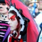 Mi � piaciuta la combinazione di bianco e rosso e la particolarit� dello sguardo, un po assente (forse graxie alle lenti a contatto), cosi ho scattato.
Critiche e commenti, sempre ben accetti :-)