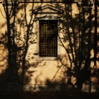 ho trovato attraente questo gioco di luci e ombre in contrasto con le geometrie; la sensazione che mi trasmette � contrastata