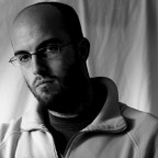 Primo esperimento di autoritratto. Purtroppo la luce se n�� andata e non ho potuto far altre provo.
critiche e commenti, sempre ben accetti :-)
PS: � un pelino fuori fuoco.