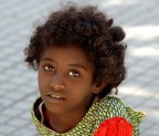 Bambina per le strade di Asmara