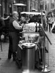 Sommelier per strada Sommelier per strada