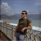 Tony, in sfondo la costiera salernitana