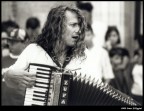 Ancora, Ferrara Buskers festival, Pentax MZ-10 + Tamron 70-210. b/n da pellicola, foto scansionata