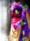 Invio una serie di foto del carnevale di venezia.
Alcune sono modificate con Photoshop, vorrei un vostro parere perch� devo stamparle per incorniciarle e metterle in una parete a casa. Spero che qualche buon fotografo e qualche mago del PS mi aiutino.
Ah, come le incorniciereste?