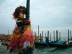 Invio una serie di foto del carnevale di venezia.
Alcune sono modificate con Photoshop, vorrei un vostro parere perch� devo stamparle per incorniciarle e metterle in una parete a casa. Spero che qualche buon fotografo e qualche mago del PS mi aiutino.
Ah, come le incorniciereste?