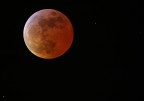 Eclisse totale di Luna del 3 Marzo. 
Posa 15 sec. EOS 350d al fuoco diretto di telescopio rifrattore 700mm  f/10