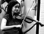 Un'artista di strada... non sapevo se la sezione giusta � questa o Ritratto... che dite? :)
Suggerimenti e critiche sempre ben accetti!
Lo so che pende a destra, ma la violinista si muoveva molto col busto avanti e indietro e volevo dare un taglio pi� dinamico... ho anche lo stesso scatto dritto, ma cos� mi sembra che renda di pi�... ;)