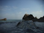 IL MARE IN ASSOLO DI FINE ESTATE TRA I FARAGLIONI IN PLATEA IL MARE IN ASSOLO DI FINE ESTATE TRA I FARAGLIONI IN PLATEA