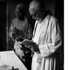 Kongwa- Tanzania: p. Egidio mentre porta la comunione ad una donna ammalata