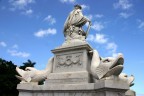 Dietro la statua... Dietro la statua...