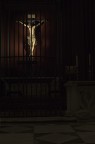 crocefisso illuminato nella buia e sontuosa cattedrale di Siviglia