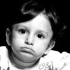 il mio nipotino, inconsapevole cavia dei miei esperimenti (da fotografi alle prime armi nonch� smanettatori di photoshop) sul contrasto nelle foto in bianco e nero.