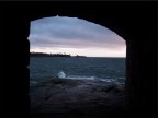 Vista della costa di Suomenlinna, da una delle finestre della fortezza marina che ricopre tutta l'isola.